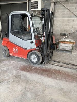 un chariot élévateur rouge garé dans un garage