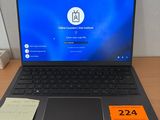 un ordinateur portable posé sur un bureau, avec son étiquette de prix