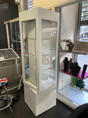 une vitrine au milieu d'une pièce remplie d'objets