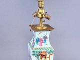 une lampe posée sur une table avec un oiseau dessus
