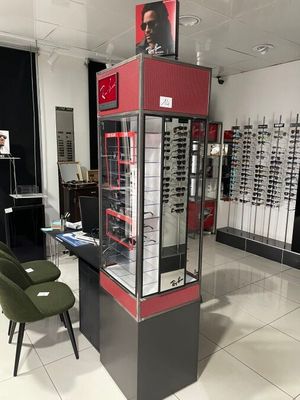 une grande vitrine contenant des lunettes, dans une pièce