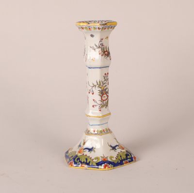un vase blanc et bleu posé sur une table