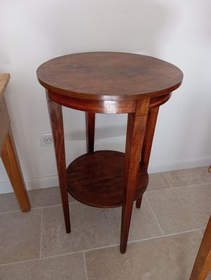 une petite table en bois surmontée d'une étagère