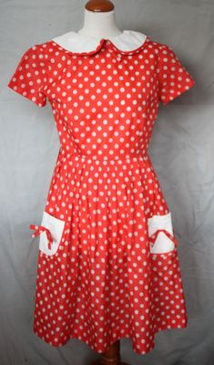 une robe rouge à pois blancs