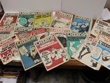 beaucoup de vieilles bandes dessinées posées sur une table