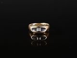 gros plan d'une bague en or sur une surface noire