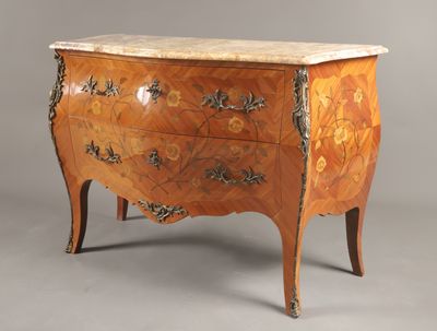 une image d'une commode avec un plateau en marbre