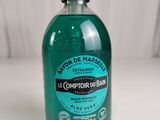 la bouteille de liquide est posée sur la table, à côté de l'autre bouteille