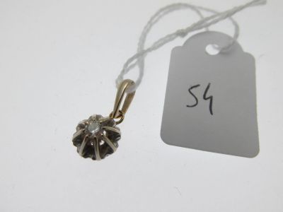 un petit pendentif en forme de fleur, noir et blanc, suspendu à un cordon