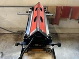 une machine posée sur une table dans une pièce