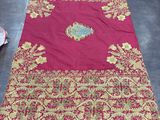 une image représentant une table recouverte d'une nappe rose