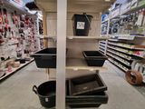 une étagère contenant beaucoup d'objets