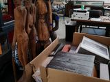 de nombreuses sculptures en bois dans une boîte, dans une pièce