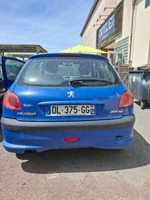 une voiture bleue garée dans un parking