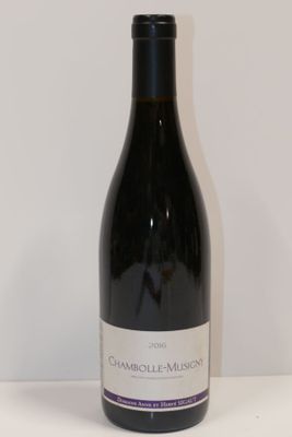 une bouteille de vin posée sur une table