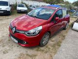 La voiture rouge est garée sur le parking, à côté d'autres voitures.