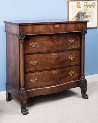 une petite commode dans le coin d'une pièce
