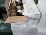 des cartons de vin sont empilés les uns sur les autres sur une palette