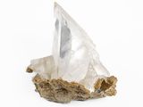 un gros plan d'un morceau de roche sur lequel se trouve un cristal