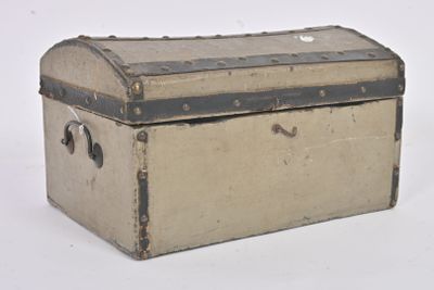 Malle bombée pour poupée en bois gainée de toile enduite gri…