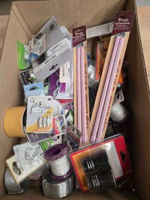 une boîte en carton remplie d'objets hétéroclites