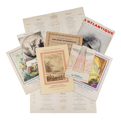 beaucoup de vieux livres posés sur la table