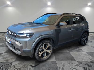 un SUV gris garé dans une pièce au sol carrelé