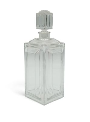 une bouteille en verre transparent munie d'un bouchon
