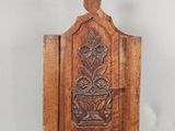une vieille porte en bois ornée d'un motif sculpté sur le devant