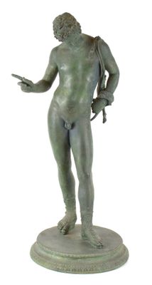 statue en bronze représentant un homme tenant un oiseau, posée sur un socle