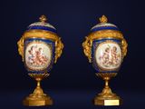 paire de vases bleus et dorés ornés de figures sur fond bleu