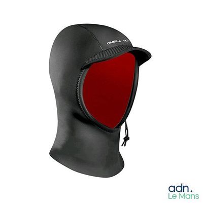 la tête d'un homme vêtu d'une combinaison de plongée noire et rouge