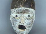 l'image d'un vieux masque à l'air surpris
