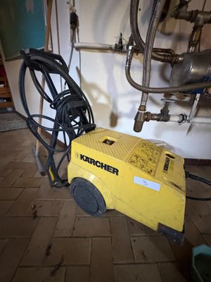 une machine posée sur le sol de la pièce