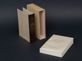 deux livres posés l'un sur l'autre, côte à côte