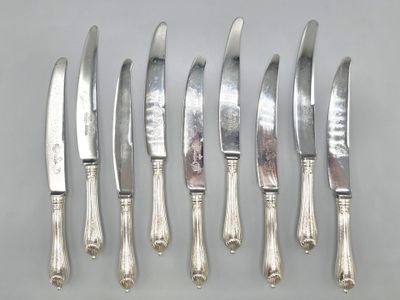six couteaux sont empilés les uns sur les autres sur une table