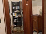 une grande armoire en bois munie d'un miroir