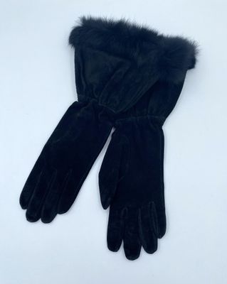 des gants noirs avec des poignets en fourrure, sur fond blanc
