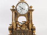 une horloge posée sur une table
