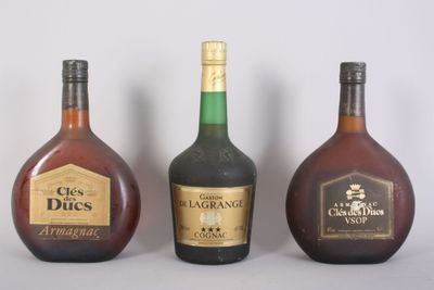 trois bouteilles d'alcool posées l'une à côté de l'autre sur une table