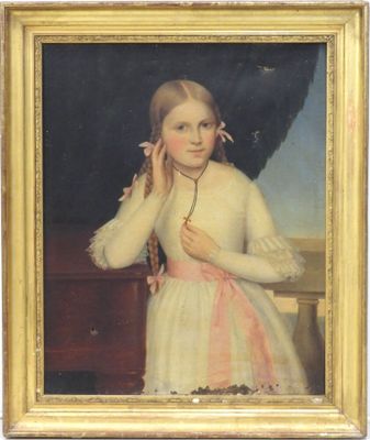portrait d'une jeune fille en robe blanche tenant une fleur