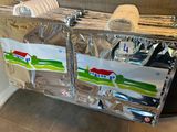 une grande boîte contenant tout un tas d'objets