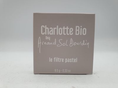 un gros plan d'une boîte de savon posée sur une surface blanche