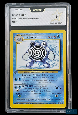 gros plan d'une carte pokemon dans un étui en plastique