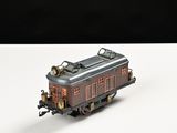 un petit train sur une surface blanche avec un fond noir