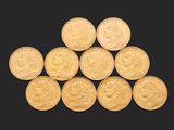 Plusieurs pièces d'or sont empilées les unes sur les autres sur une surface noire