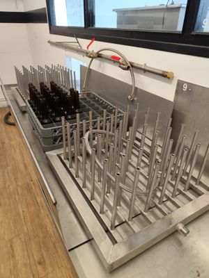 une machine qui contient beaucoup de bouteilles