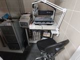 un bureau avec un ordinateur et une chaise dans une pièce