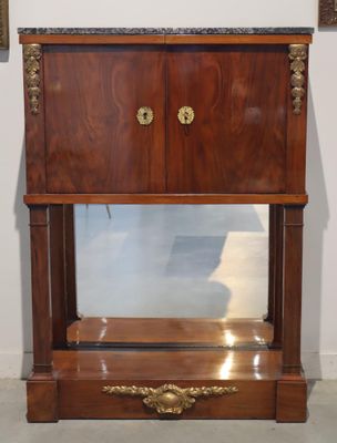 une armoire en bois avec un plateau en marbre, posée sur une étagère