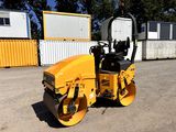 une petite machine jaune garée sur le parking